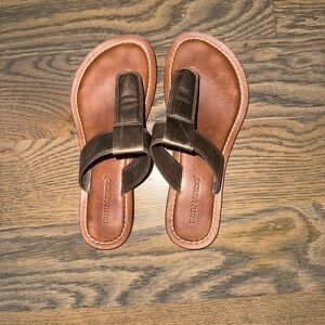 Bernardo pewter leather flip flops size 8